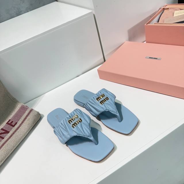 高品质出厂 Miumiu2024春夏官网新款平底皱面小羊皮凉鞋夹脚人字拖鞋 顶级版本 24 春夏新款褶皱拖鞋 Miu家真的太少女啦 这一季的夏天简直就是时髦巅峰