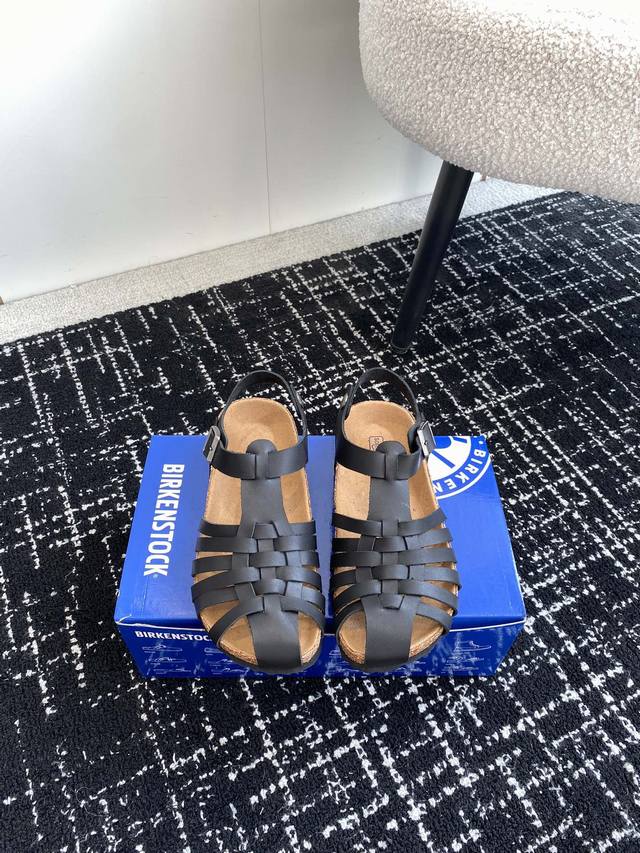 代购级 Birkenstock 博肯 潮流时尚休闲 罗马 带凉鞋 人体工程学设计符合脚形的脚床 软木材质穿着超级轻便舒适 楦形线条优美 做工精致 长时间穿着不累