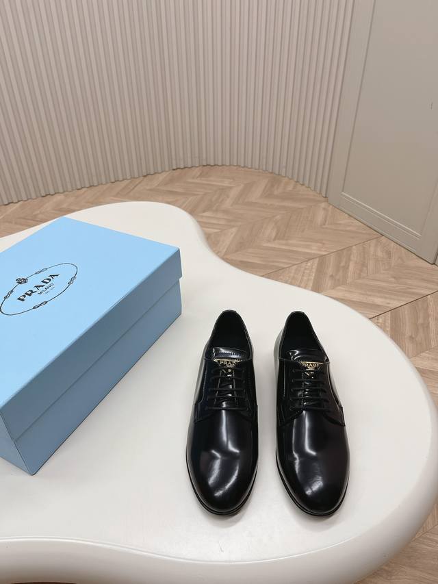出厂 Dior 迪奥2024新款英伦风中性小皮鞋乐福鞋 复古时尚经典单品 巴黎时装周第一场分量十足的大秀场打造的新品 灵感由d主设计师巧妙结合在完美鞋型上.搭配
