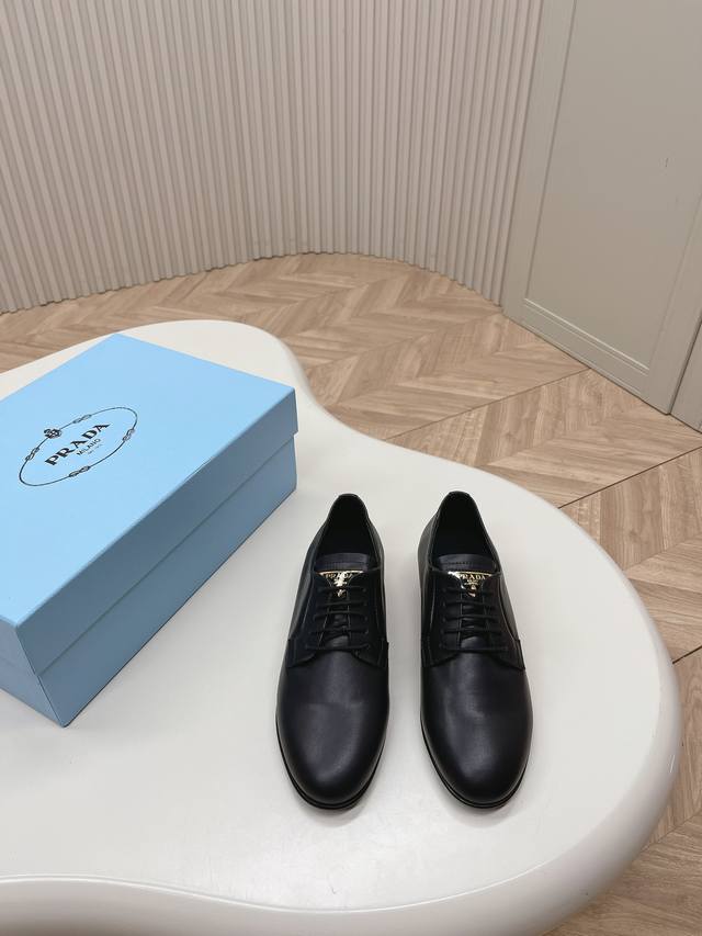 出厂 Dior 迪奥2024新款英伦风中性小皮鞋乐福鞋 复古时尚经典单品 巴黎时装周第一场分量十足的大秀场打造的新品 灵感由d主设计师巧妙结合在完美鞋型上.搭配