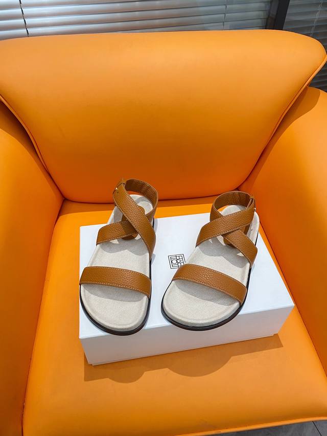 出厂 Toteme 24S夏季新品亚麻 沙滩凉鞋 这款凉鞋真的太可爱了 上脚超级柔软 设计感十足 同时穿着更便捷 非常的修饰脚型百搭款 对大宽脚绝对非常非常友好