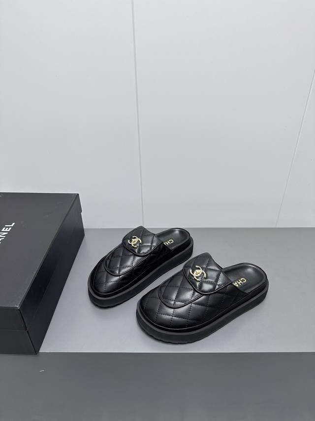 出厂 Chanel小香五金扣菱格半拖拖鞋 最新推出 上脚好看yyds 原厂货 绝非通版 最新升级版本 主要的是轻便且舒适 怎么搭怎么好看 而且特显腿长 Size