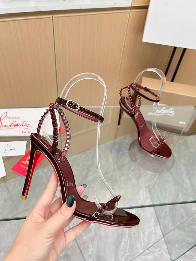 Christianlouboutin路铂廷 Cl红底鞋 全球限量 来自拉斯维加斯的祝福灵感来自拉斯维加斯的炫彩霓虹 手工制作 精致工艺收藏级作品 绝对吸睛的存在