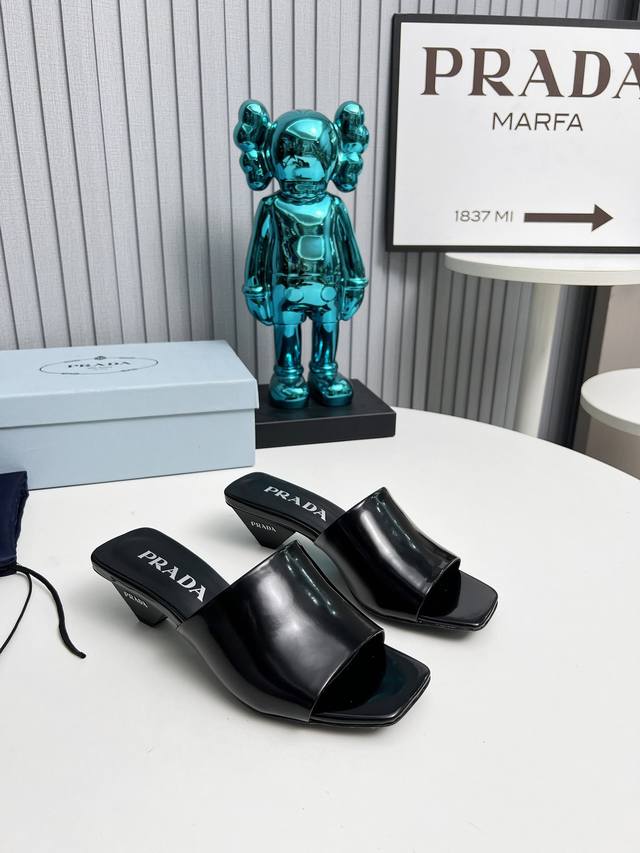 出厂 2024 Sss重磅推出普拉达最新长短靴 凉鞋单鞋 细跟 后空 粗跟系列 Prada早春t台走秀网红同款 造梦不夜城 Prada能在重要场合上用得上了 小