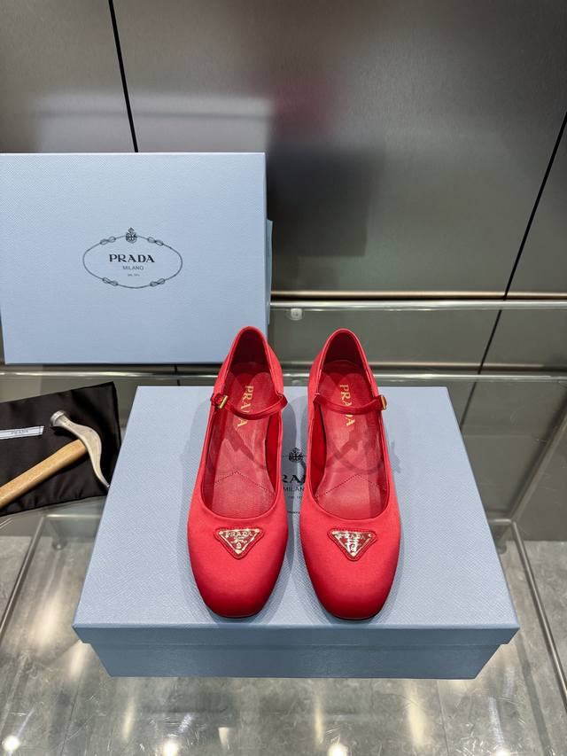 出厂价 Prada 普拉达2024Ss春夏新品 闪亮登场 玛丽珍凉鞋 小红书各大博主推荐 妥妥的学院风通勤1-1开发 面料 漆皮 绒面 羊皮内里 跟高:4Cm