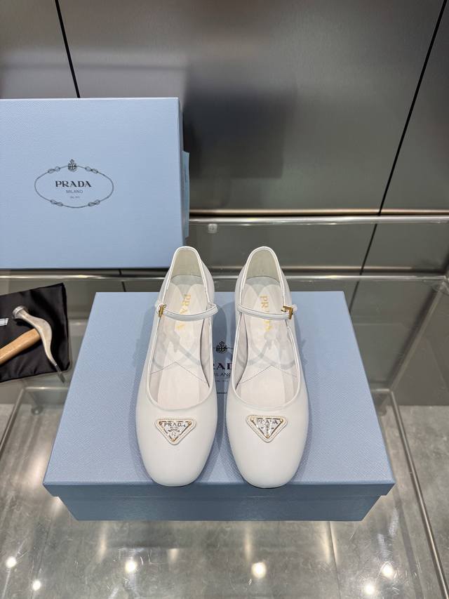 出厂价 Prada 普拉达2024Ss春夏新品 闪亮登场 玛丽珍凉鞋 小红书各大博主推荐 妥妥的学院风通勤1-1开发 面料 漆皮 绒面 羊皮内里 跟高:4Cm