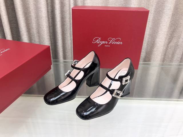 Roger Vivier2024年春季新款带跟钻扣单鞋 此款 Tres Vivier Mini Babies 钻扣漆皮芭蕾舞鞋由 Belle Vivier 系列