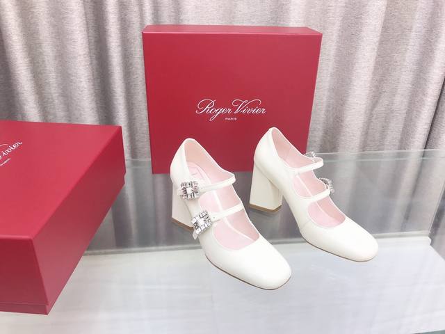 Roger Vivier2024年春季新款带跟钻扣单鞋 此款 Tres Vivier Mini Babies 钻扣漆皮芭蕾舞鞋由 Belle Vivier 系列