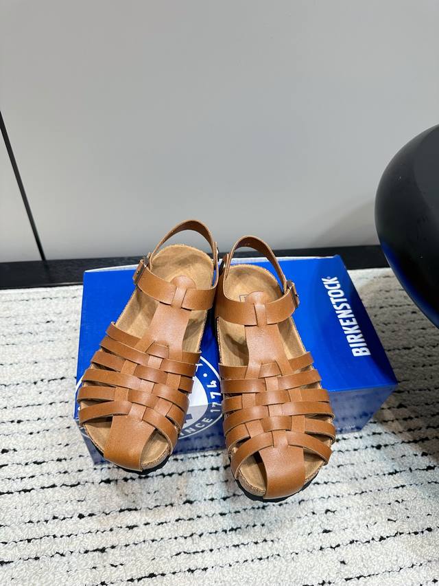 Birkenstock 博肯 潮流时尚休闲 罗马 带凉鞋 人体工程学设计符合脚形的脚床 软木材质穿着超级轻便舒适 楦形线条优美 做工精致 长时间穿着不累脚 略显