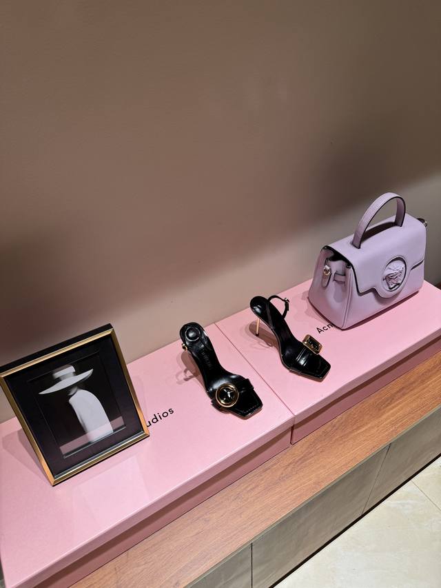 最高版出厂 Jacquemus 设计师品牌 Snd 简约方头女款高跟鞋 蝴蝶结饰 方头 Logo皮质鞋垫 细跟 穿套式 面料 开边珠牛皮 内里 羊皮 垫脚 羊皮