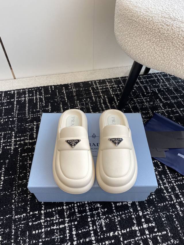 代购级 Prada 24Ss 春夏爆款松糕包头拖 勃肯拖系列 在这个in时代必备的拖鞋 进口eva橡塑 摇摇防滑厚底 2024夏季新款黑马单品,海内外时尚博主纷