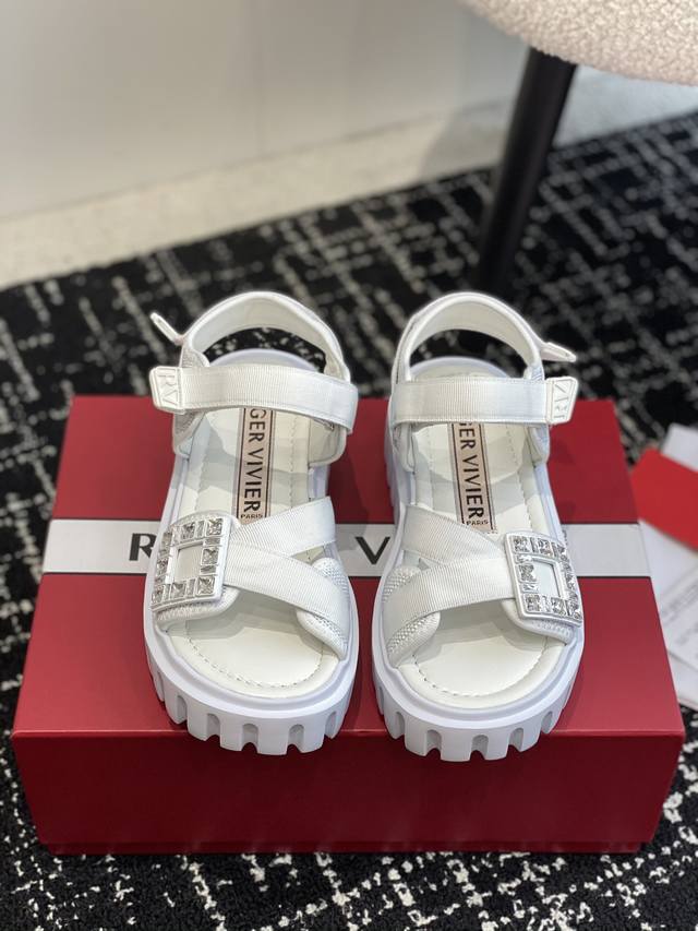 代购级 Roger Vivier Rv 24Ss 系列带厚底后空凉鞋 拖鞋 爆款众多网红最爱释合运动活力与时尚设