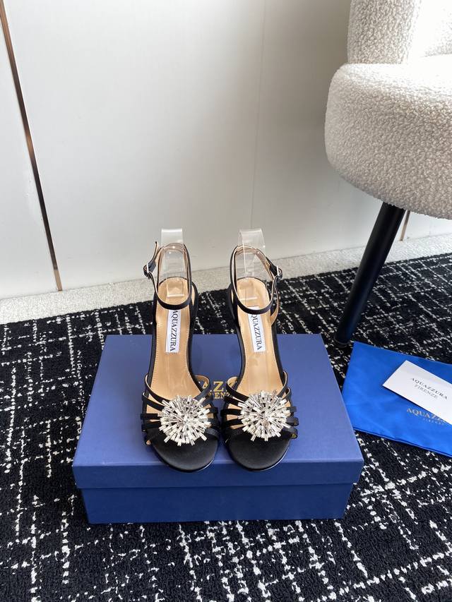 代购级 Aquazzura 24Ss 惊艳火爆款 菠萝 王室贵族的钟爱雍容华贵 气质高雅 到手如图柜级品质 进口羊皮 真丝 璀璨别致水钻饰扣 小羊皮内里 意大利