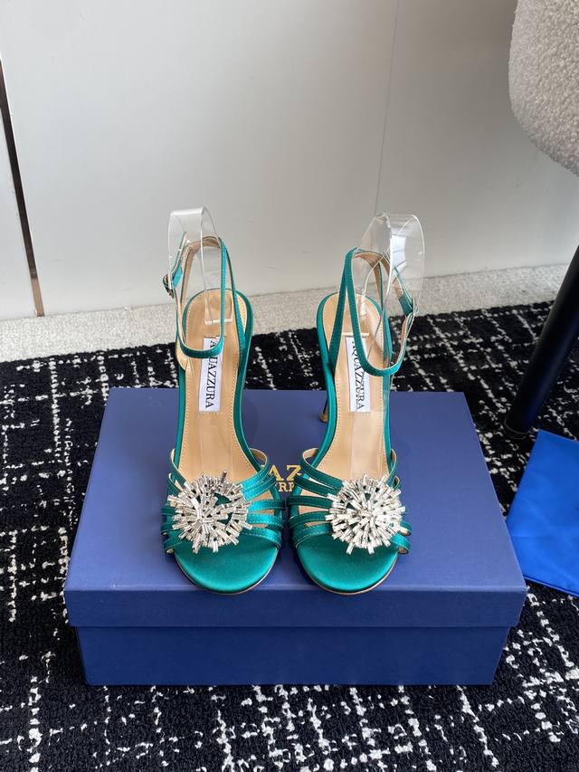 代购级 Aquazzura 24Ss 惊艳火爆款 菠萝 王室贵族的钟爱雍容华贵 气质高雅 到手如图柜级品质 进口羊皮 真丝 璀璨别致水钻饰扣 小羊皮内里 意大利