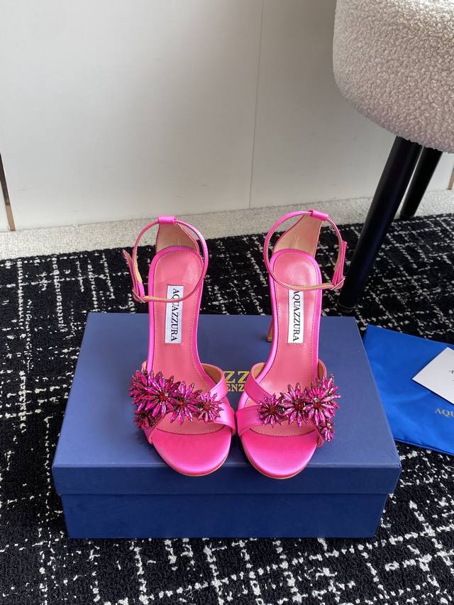 代购级 Aquazzura 24Ss 惊艳火爆款 菠萝 王室贵族的钟爱雍容华贵 气质高雅 到手如图柜级品质 进口羊皮 真丝 璀璨别致水钻饰扣 小羊皮内里 意大利