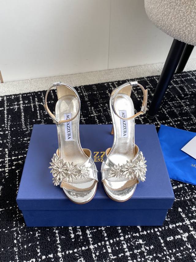 代购级 Aquazzura 24Ss 惊艳火爆款 菠萝 王室贵族的钟爱雍容华贵 气质高雅 到手如图柜级品质 进口羊皮 真丝 璀璨别致水钻饰扣 小羊皮内里 意大利