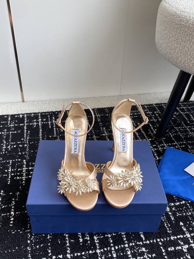 代购级 Aquazzura 24Ss 惊艳火爆款 菠萝 王室贵族的钟爱雍容华贵 气质高雅 到手如图柜级品质 进口真丝 璀璨别致水钻饰扣 小羊皮内里 意大利真a级