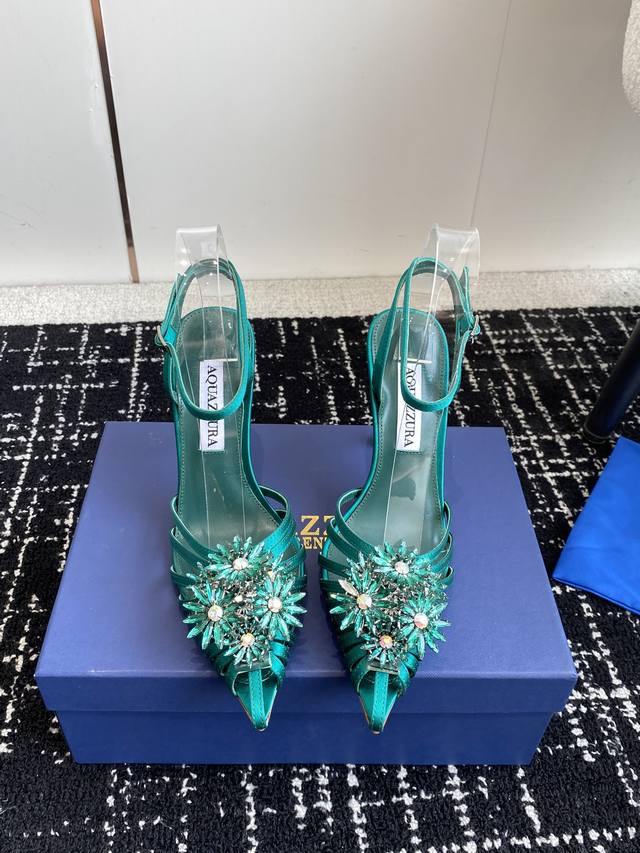 代购级 Aquazzura 24Ss 惊艳火爆款 菠萝 王室贵族的钟爱雍容华贵 气质高雅 到手如图柜级品质 进口真丝 璀璨别致水钻饰扣 小羊皮内里 意大利真a级