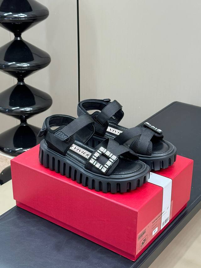 Roger Vivier Ss24 New Arrival Rv24春夏viv Go-Thick Trekky水钻扣织带凉鞋 厚底造型 搭配超好发挥的 发泡底材