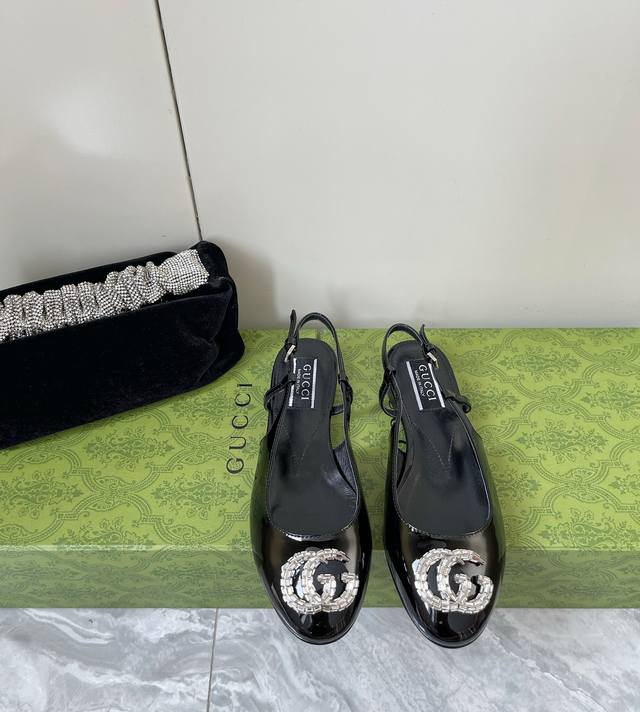 Gucci 24 Ss最新饰水晶双g 造型配件为一系列女士鞋款注入摩登新韵 闪耀夺目的配件亮眼装点凉拖鞋和防水台浅口鞋等各式鞋款 凉鞋 单鞋同款 在彩色漆皮或金