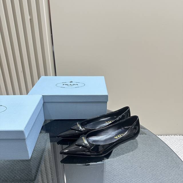 厂价 Prada 普拉达 经典春夏 三角标凉鞋单鞋系列 简单的设计大概就是它最让人喜欢的点 不是烂大街的那种 很有自己的品牌个性 面料采用小牛漆皮 内里垫脚混种