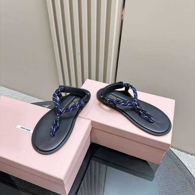 弹力绳 水钻 Miu Miu 缪缪24S春夏新品 发布会巴黎时装周夹脚凉鞋 简直是夏天穿搭的时髦巅峰 鞋面采用进口牛皮 弹力绳 水钻 内里踮脚采用进口羊皮 原版