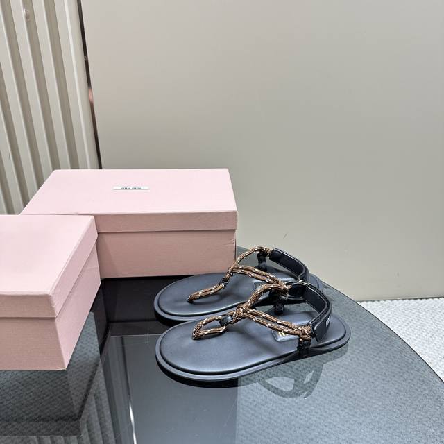 弹力绳 水钻 Miu Miu 缪缪24S春夏新品 发布会巴黎时装周夹脚凉鞋 简直是夏天穿搭的时髦巅峰 鞋面采用进口牛皮 弹力绳 水钻 内里踮脚采用进口羊皮 原版