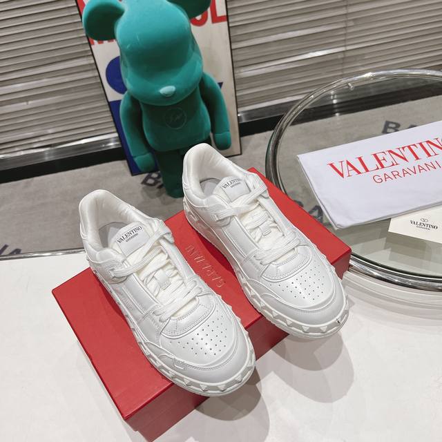 Valentino 2024新款freedots系列运动鞋 明星同款系列情侣款 原版买入7 1双1:1完美复刻 鞋面采用进口原版粒面头层牛皮 内里透气网 大底原