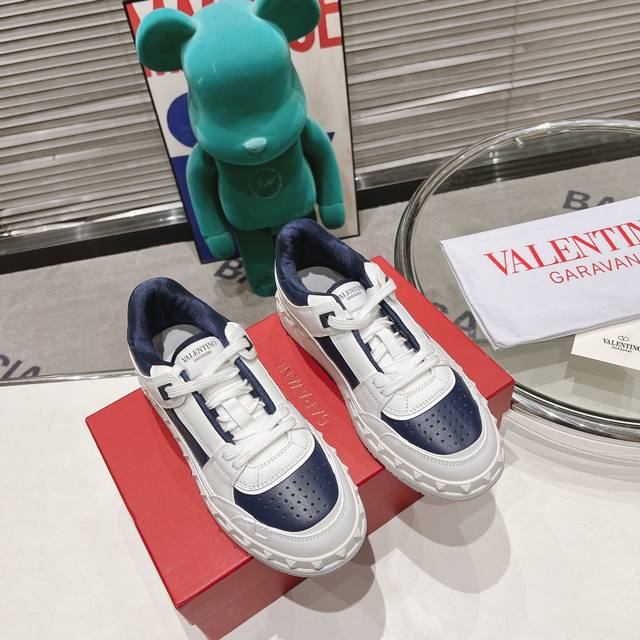 Valentino 2024新款freedots系列运动鞋 明星同款系列情侣款 原版买入7 1双1:1完美复刻 鞋面采用进口原版粒面头层牛皮 内里透气网 大底原