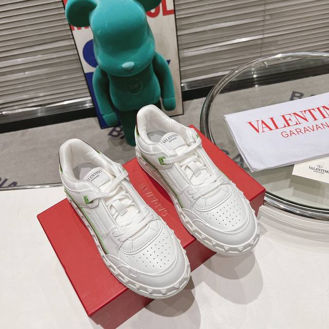 Valentino 2024新款freedots系列运动鞋 明星同款系列情侣款 原版买入7 1双1:1完美复刻 鞋面采用进口原版粒面头层牛皮 内里透气网 大底原