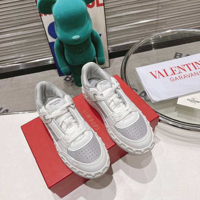 Valentino 2024新款freedots系列运动鞋 明星同款系列情侣款 原版买入7 1双1:1完美复刻 鞋面采用进口原版粒面头层牛皮 内里透气网 大底原