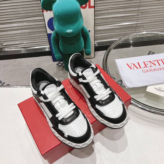 Valentino 2024新款freedots系列运动鞋 明星同款系列情侣款 原版买入7 1双1:1完美复刻 鞋面采用进口原版粒面头层牛皮 内里透气网 大底原