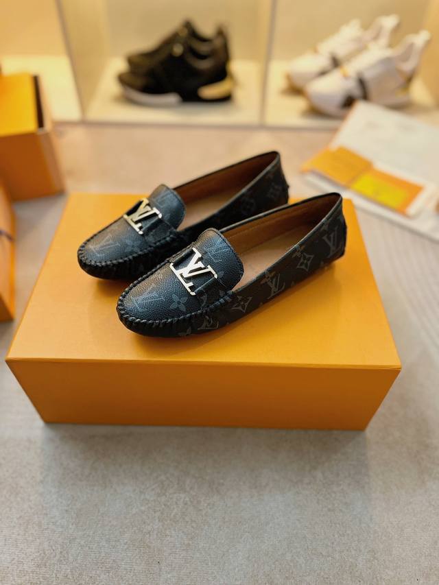 路易威登2023经典 运动系列 出厂价 Arizona豆豆鞋系列 Arizona便鞋采用monogram Eclipse帆布 其手工漆绘染边及手工缝制鞋面充分展