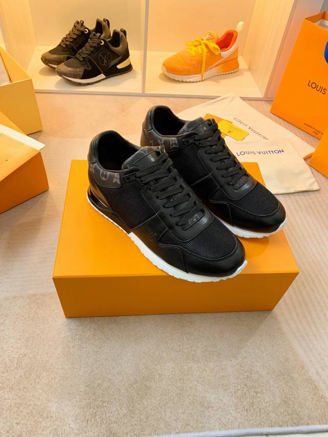 出厂价 Louis Vuitton路易威登汲取经典跑鞋的设计精髓 创造标志性 Run Away 运动鞋 Monogram 帆布 小牛皮和织物巧妙拼接 搭配科技橡
