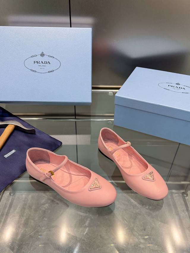 Prada 普拉达2024Ss春夏新品 闪亮登场 玛丽珍平底芭蕾舞鞋 柔软舒适 小红书各大博主推荐 妥妥的学院风通勤1-1开发 圆头金色三角标扣 出厂价 面料