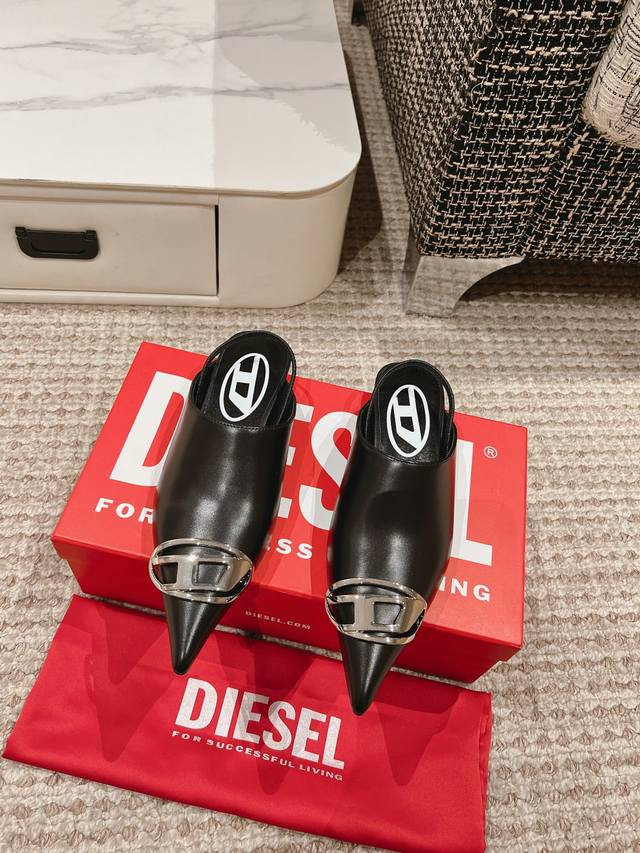 小众爆品 Diesel 2024 Aw 绝美尖头包头凉鞋 又酷又飒的diesel高跟鞋 我很难拒绝啊 搭配马蹄裤 露出鞋尖 一整个狂拽酷炫住了 辣妹必备小高跟