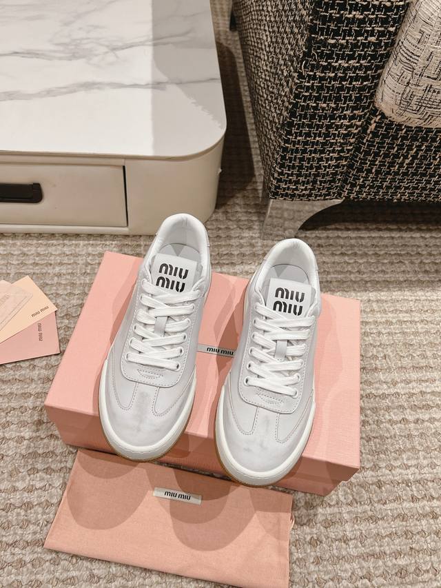 Miu Miu 24Ss 新款复古赃脏德训休闲鞋 这款系带休闲运动鞋妥妥的美式复古风格 上脚超级好看舒适经典百搭的绝绝子单品 面料:进口牛皮面料 内里:丝绸牛皮