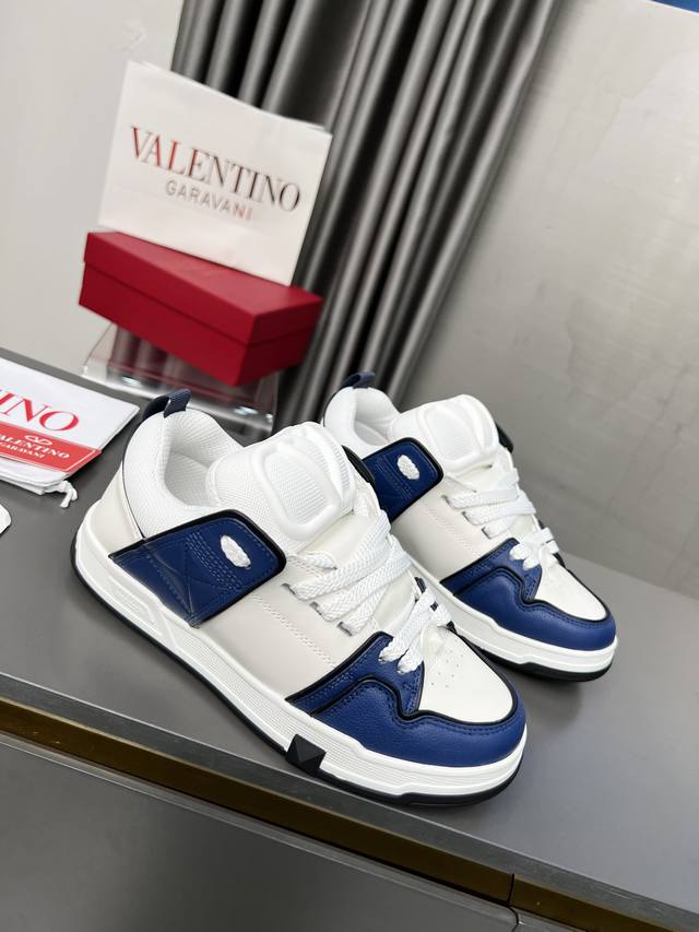 Valentino 专柜同步新增色 专柜同步 霸气侧漏 新款来袭最高端 情侣款.女:35-41.男: 38-46 购买原版 1:1复刻. 面料:小牛皮+织物 鞋