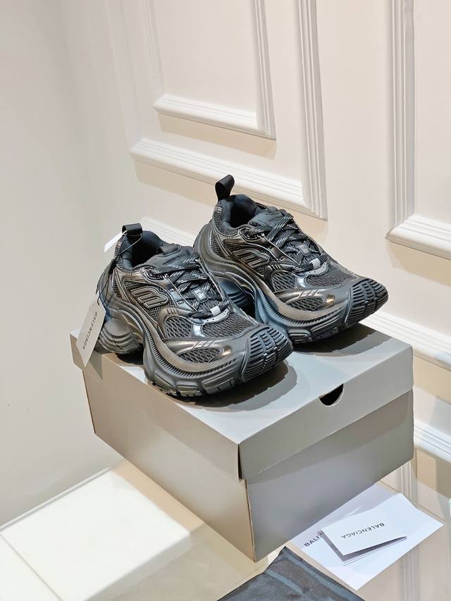 巴黎10Xl新款号称 巨人鞋 巨型的鞋款设计 很快就成为了焦点 复古帅气设计上主体鞋身的样式照搬了cargo 零件上还是简化版的 并用轮胎鞋夸张的底部设计做了个