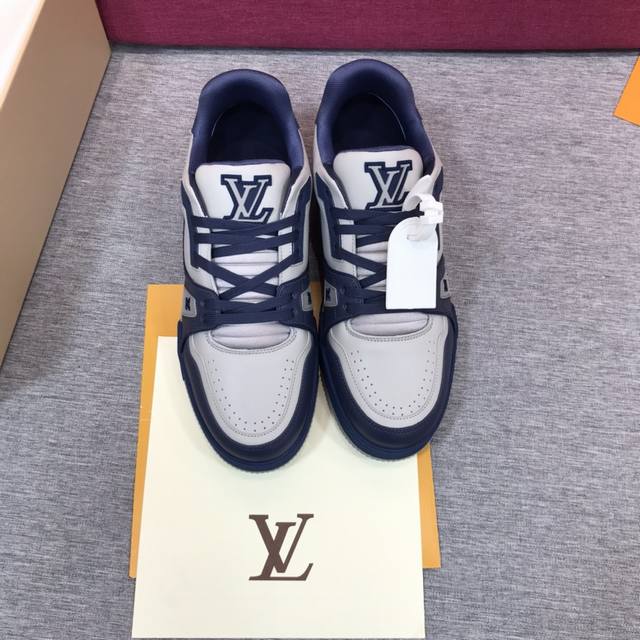 顶级版本 代购品质 Lv-路易-威登 Pk市场一切版本 走秀新款 篮球板鞋 原版1 1开发复刻 上脚非常舒适 做工精细 鞋面由意大利进口小牛皮拼接 侧边饰有品牌