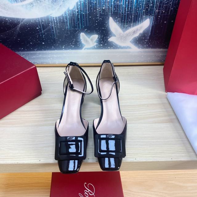 出厂 Rogervivier2024早春新款. 踝部扣带镀漆扣. 设计尽显纤细脚踝. 中跟优雅魅惑. 自推出以来一直推陈出新.倍受喜爱. 面料 进口牛漆皮 内垫