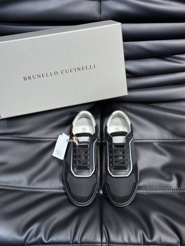 Brunello Cucinelli 老钱风意大利顶奢休闲男鞋 面料采用意大利进口牛皮 立体感和亲肤感十足 鞋头部分采用经典m形状头型设计 此款鞋型堪称经典 永