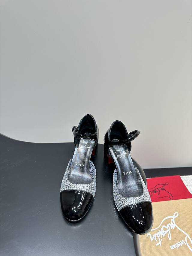 Christianlouboutin 24Ss 中空 玛丽珍 Cl红底鞋 来自拉斯维加斯的祝福 灵感来自拉斯维加斯的炫彩霓虹 手工制作 精致工艺 收藏级作品 绝