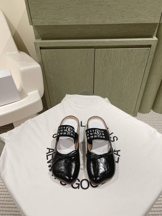 马吉拉专柜同步最新拖鞋 大热时尚风 弹力织带私印系列 Mm6 Maison Margiela的实验性从功能主义的解构美学出发 意想不到的玩味和前卫演绎 多变的简