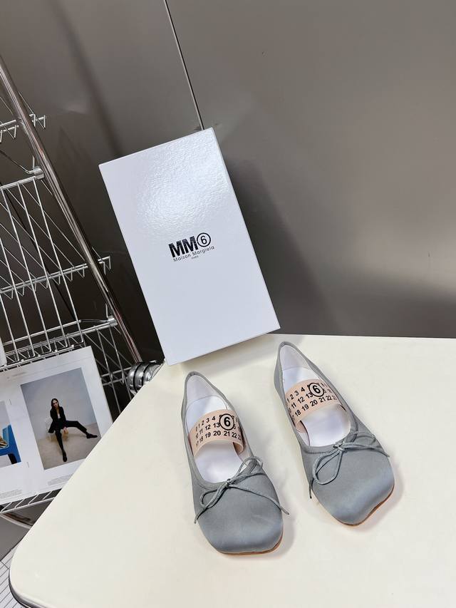 新款芭蕾舞鞋 Mm6 Maison Margiela 这个夏天就穿她了 炒鸡减龄 大热时尚风格 灰色真丝材质 Mm6 Maison Margiela 这个太好看