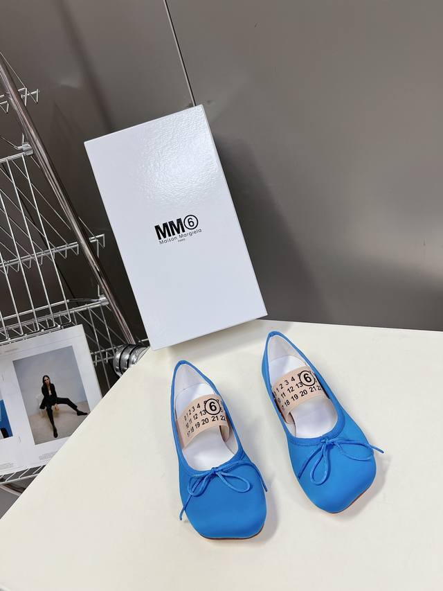 新款芭蕾舞鞋 Mm6 Maison Margiela 这个夏天就穿她了 炒鸡减龄 大热时尚风格 灰色真丝材质 Mm6 Maison Margiela 这个太好看