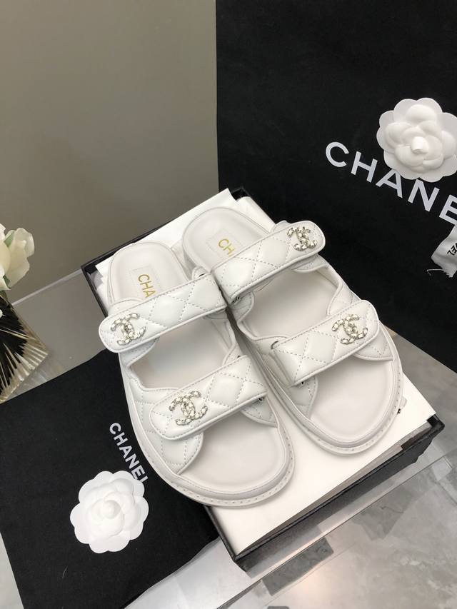 2024-Chanel 24P 凉鞋新品 小香魔术贴拖鞋24春夏新品 经典款的改造 太好看了吧 菱格松糕底沙滩凉鞋 拖鞋 优雅高贵 舒适百搭 鞋面 小羊皮 垫脚