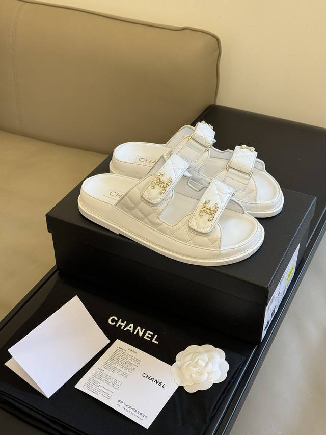 Chanel 24P 凉鞋新品 小香魔术贴拖鞋24春夏新品 经典款的改造 太好看了吧 小羊皮材质 牛皮底 顶顶好品质 Size 35-41 40.41定做