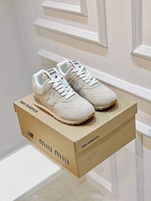 Miu Miu X Nb 574联名款 时装周秀场上首度曝光 牛仔面料鞋面 搭配毛边设计 复古又叛逆 令人眼前一亮 在设计方面类似牛仔材质的鞋面都经过了 破坏