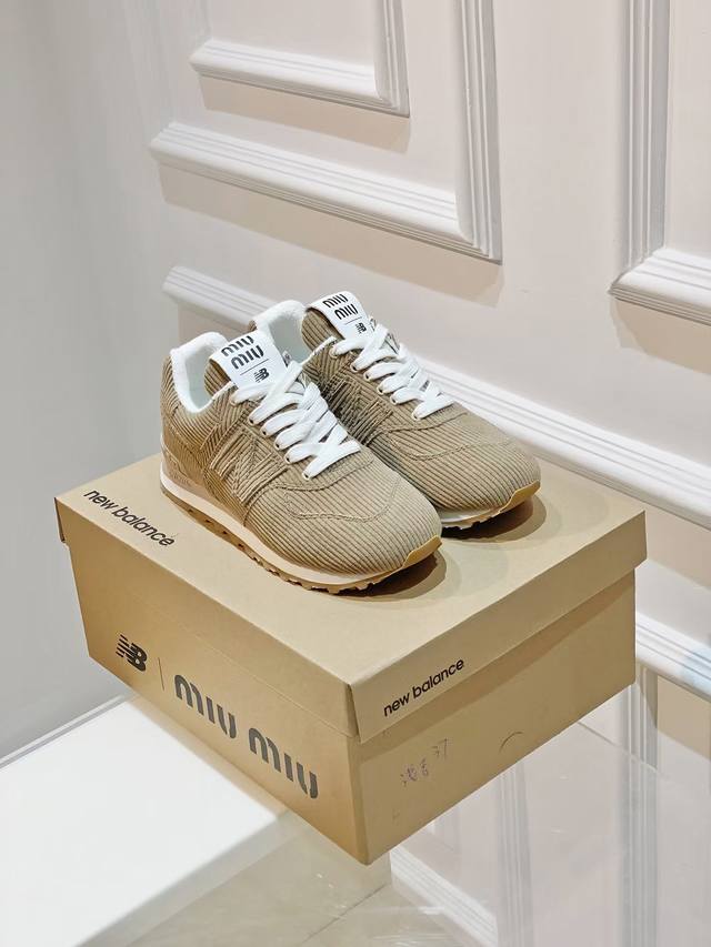 Miu Miu X Nb 574联名款 时装周秀场上首度曝光 牛仔面料鞋面 搭配毛边设计 复古又叛逆 令人眼前一亮 在设计方面类似牛仔材质的鞋面都经过了 破坏